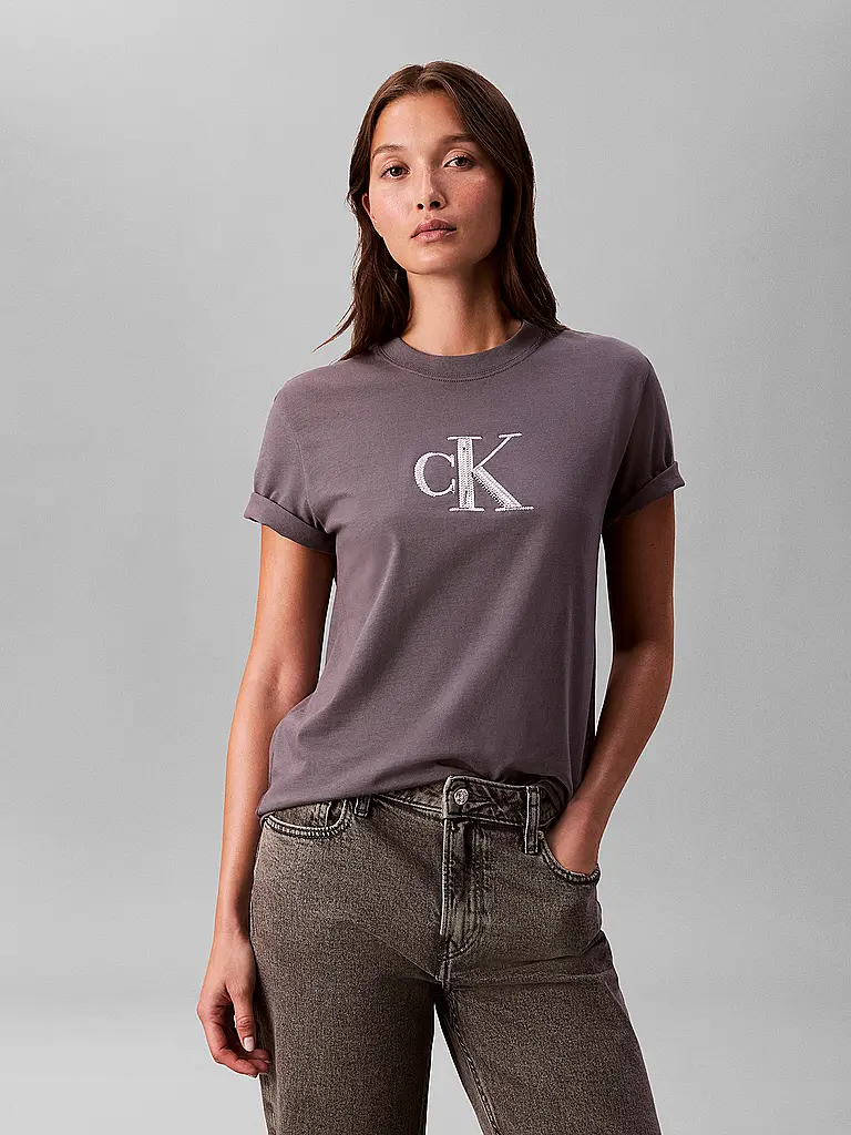 CALVIN KLEIN JEANS | Nom du produit: T-Shirt
Marque: CALVIN KLEIN JEANS
Couleur: gris
Catégories: Mode,Femme
Longueur des manches: Manches courtes
Encolure: Col rond
Matière: Jersey,Coton
Motif: Logo
Coupe (vêtement d'extérieur): Regular
Style: Young Fashion
Détails: Pa |