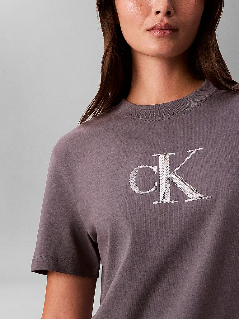 CALVIN KLEIN JEANS | Nom du produit: T-Shirt
Marque: CALVIN KLEIN JEANS
Couleur: gris
Catégories: Mode,Femme
Longueur des manches: Manches courtes
Encolure: Col rond
Matière: Jersey,Coton
Motif: Logo
Coupe (vêtement d'extérieur): Regular
Style: Young Fashion
Détails: Pa |