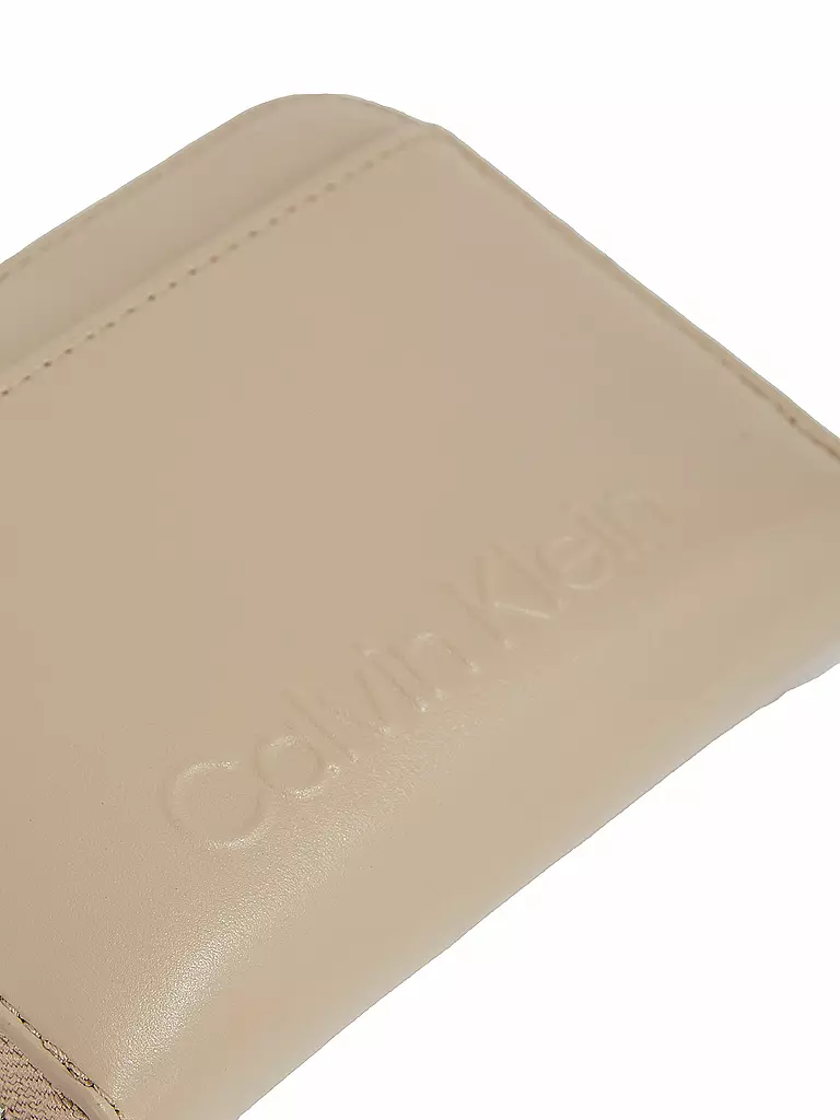 CALVIN KLEIN | Geldbörse EMBOSSED | beige