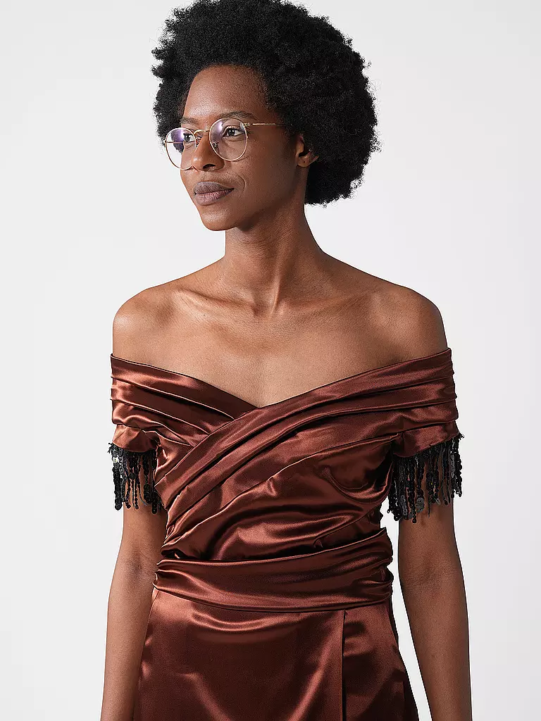 CLAUS TYLER | Robe de soirée
Marque : CLAUS TYLER
Couleur : marron clair
Catégories : Mode, Femme

Longueur des manches : Bandeau
Matière : Fibre synthétique, Polyester / Polyamide, Satin
Motif : Uni
Coupe (vêtement d'extérieur) : Slim
Style et occasion : Occasio | 