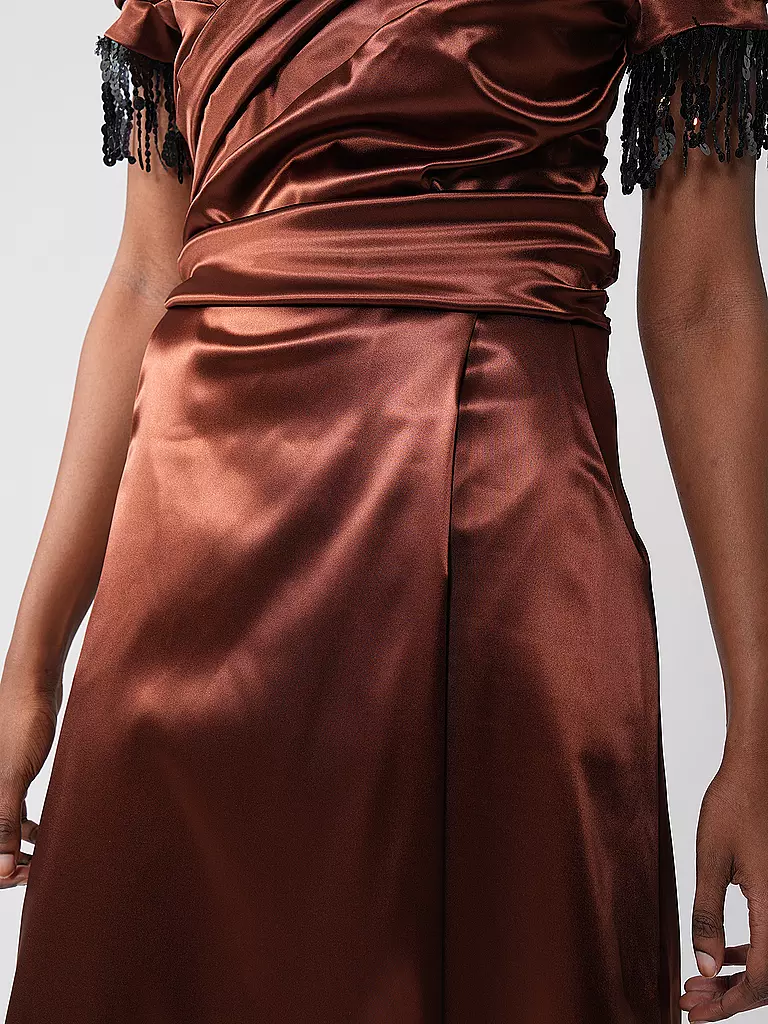 CLAUS TYLER | Robe de soirée
Marque : CLAUS TYLER
Couleur : marron clair
Catégories : Mode, Femme

Longueur des manches : Bandeau
Matière : Fibre synthétique, Polyester / Polyamide, Satin
Motif : Uni
Coupe (vêtement d'extérieur) : Slim
Style et occasion : Occasio | 