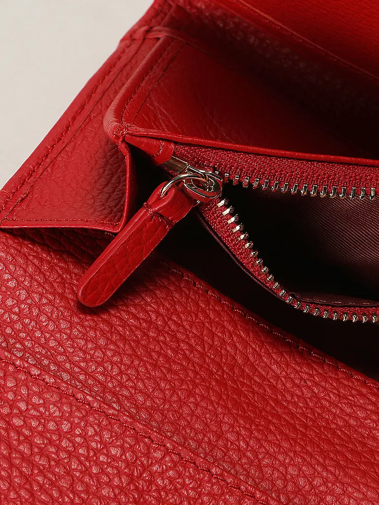 COCCINELLE | Nom du produit : Portefeuille METALLIC SOFT
Marque : COCCINELLE
Couleur : rouge
Catégories : Mode, Femme

Matière : Cuir
Motif : Uni
Détails : Logo | Rouge