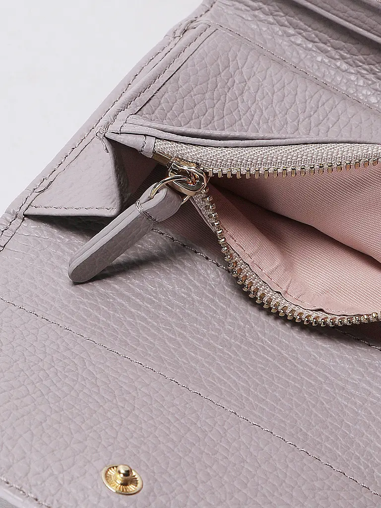 COCCINELLE | Nom du produit : Portefeuille METALLIC SOFT
Marque : COCCINELLE
Couleur : violet
Catégories : Mode,Femme

Matière : Cuir
Motif : Uni
Détails : Logo | Lilas