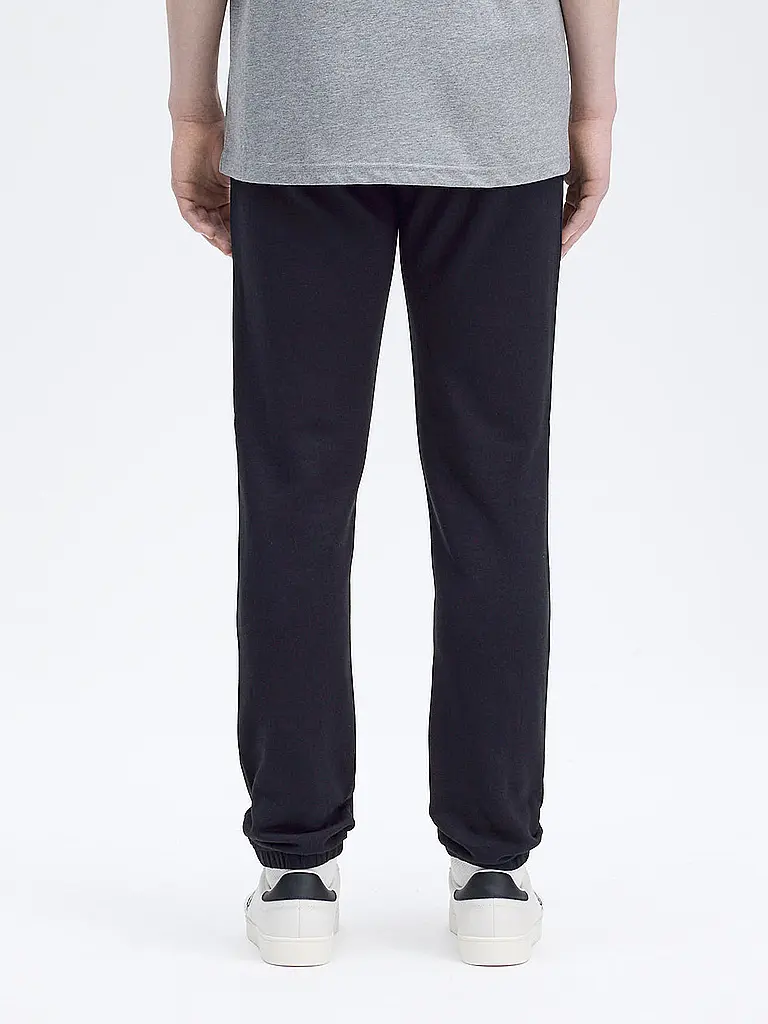 FRED PERRY | Jogginghose
Marque: FRED PERRY
Couleur: bleu
Catégories: Mode, Homme
Matériel: Molleton, Coton
Motif: Uni
Longueur (pantalons/jeans): Longueur normale
Style: Tendance
Hauteur de la taille: Taille moyenne
Détails: Poches latérales, Logo, Cordon de ser |