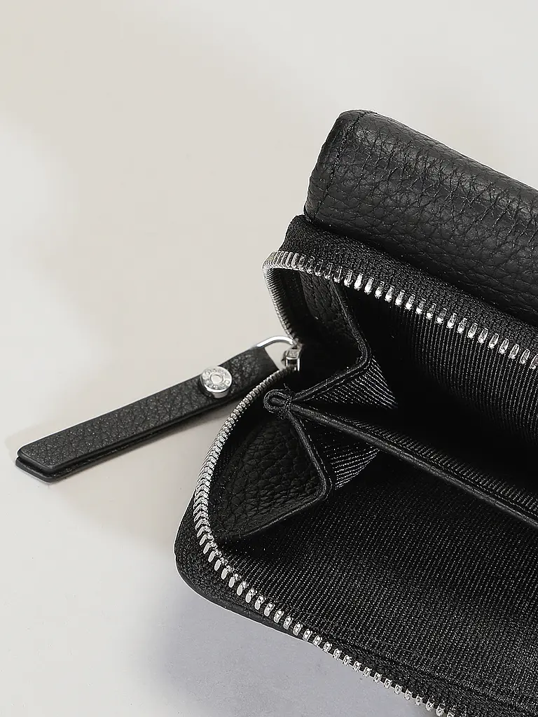 GIANNI CHIARINI | Nom du produit: Portefeuille
Marque: GIANNI CHIARINI
Couleur: noir
Catégories: Mode,Femme

Matériel: Cuir
Motif: Uni
Détails: Logo | Noir