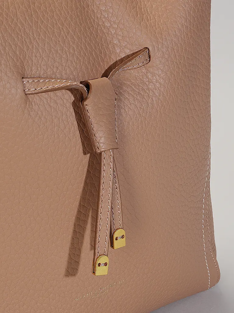 GIANNI CHIARINI | Nom du produit : Sac en cuir - Sac Seau SIENNA
Marque : GIANNI CHIARINI
Couleur : beige
Catégories : Mode, Femme

Matériau : Cuir
Détails : Logo | Beige
