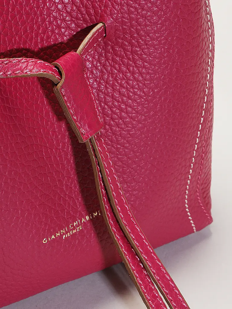 GIANNI CHIARINI | Nom du produit : Sac en cuir - Sac seau SIENNA
Marque : GIANNI CHIARINI
Couleur : rose
Catégories : Mode, Femme

Matériau : Cuir
Détails : Logo | Rose vif