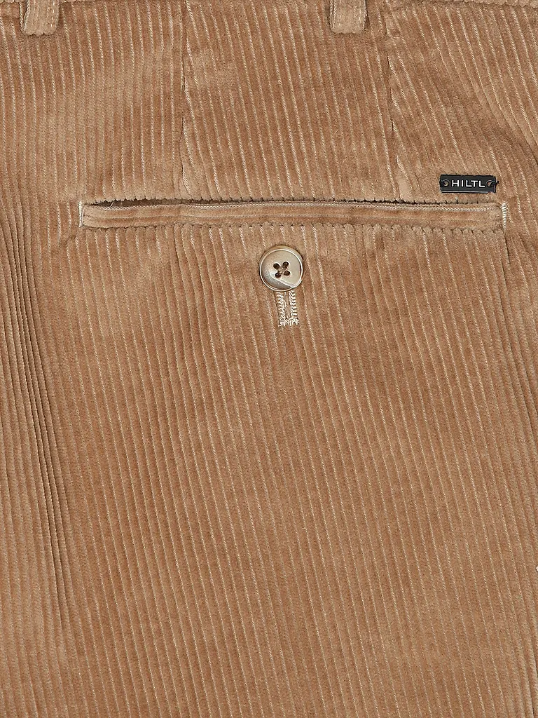 HILTL | Nom du produit: Pantalon en velours côtelé PARMA
Marque: HILTL
Couleur: beige
Catégories: Mode, Homme

Matériel: Coton, Velours côtelé
Motif: Uni
Hauteur de la taille: Taille moyenne
Détails: Poches latérales | Beige
