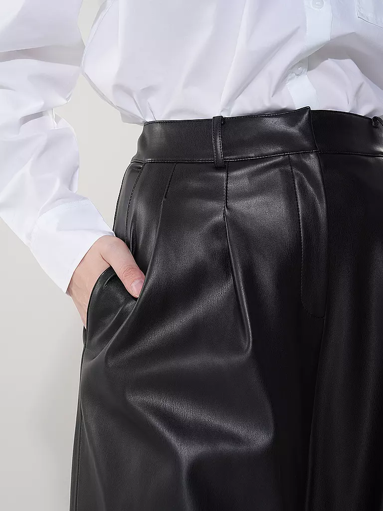 HUGO | Hose Wide Fit in Lederoptik HAWINE | Noir