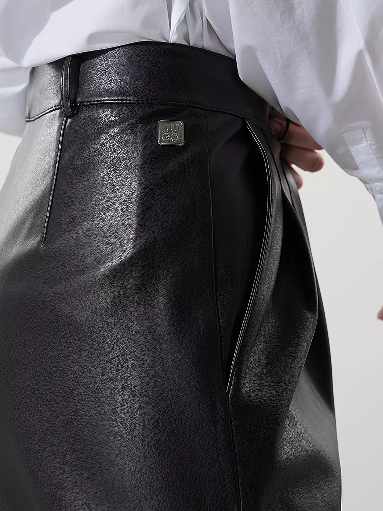 HUGO | Hose Wide Fit in Lederoptik HAWINE | Noir