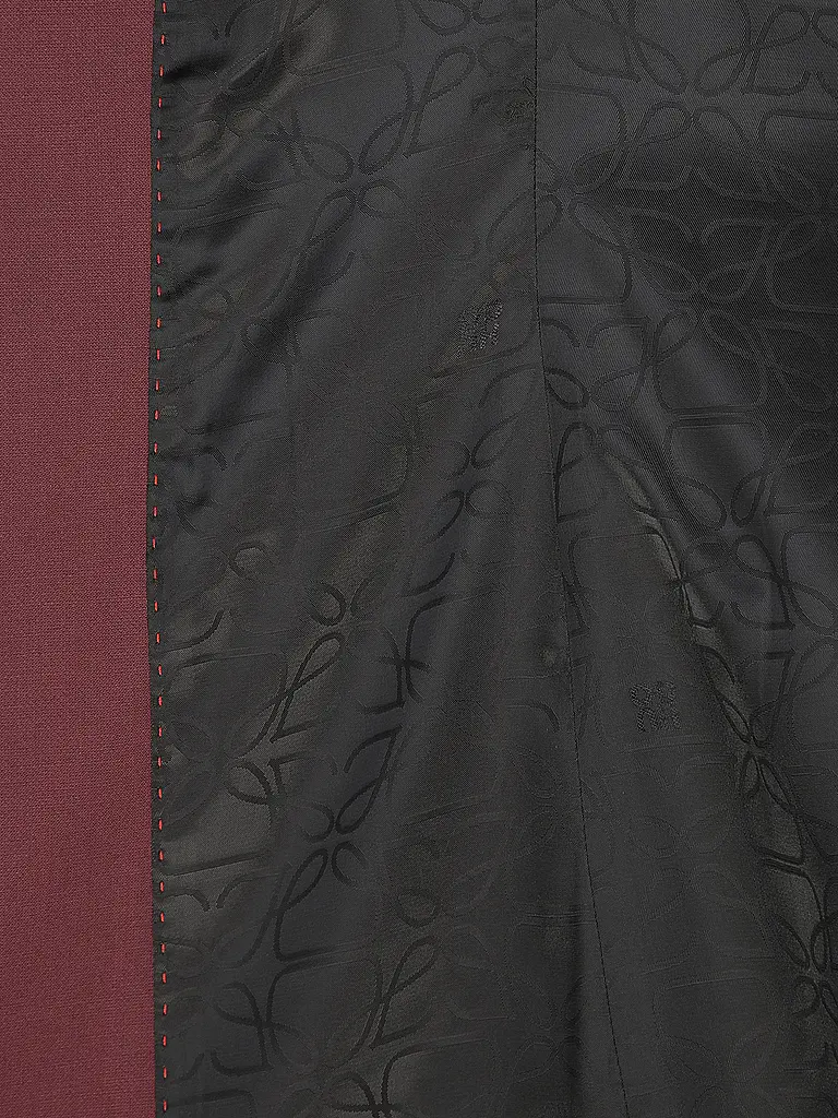 HUGO | Nom du produit: Blazer ABIRE
Marque: HUGO
Couleur: beere
Catégories: Mode,Femme
Longueur des manches: Manches longues
Matière: Polyester / Polyamide,Viscose ,Stretch
Forme du col: Col à revers
Motif: Uni
Coupe (vêtement d'extérieur): Regular
Style: |