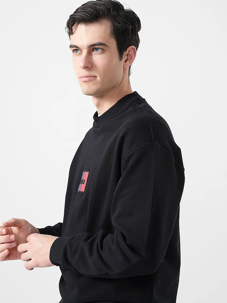 HUGO | Nom du produit: Pull DANOTOP
Marque: HUGO
Couleur: noir
Catégories: Mode, Homme

Longueur des manches: Manches longues
Encolure: Col rond
Matière: Molleton, Coton
Motif: Logo
Coupe (vêtements d'extérieur): Décontractée
Style: Pur, Tendance | Noir