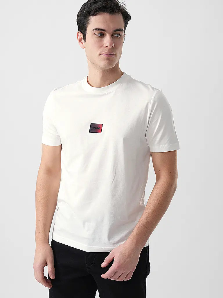 HUGO | Nom du produit: T-Shirt DANOTIE
Marque: HUGO
Couleur: blanc
Catégories: Mode,Homme

Longueur des manches: Manches courtes
Encolure: Col rond
Matière: Jersey,Coton
Motif: Logo
Coupe (vêtement d'extérieur): Regular
Style: Pure,Tendance | Blanc