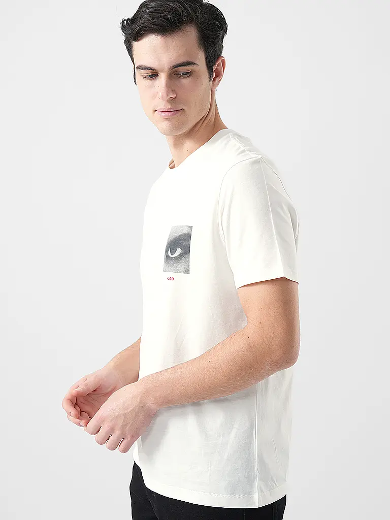 HUGO | Nom du produit: T-Shirt DEYSS
Marque: HUGO
Couleur: blanc
Catégories: Mode, Homme

Longueur des manches: Manches courtes
Encolure: Col rond
Matière: Jersey, Coton
Motif: Imprimé
Coupe (vêtements d'extérieur): Regular
Style: Pure, Tendance | Blanc