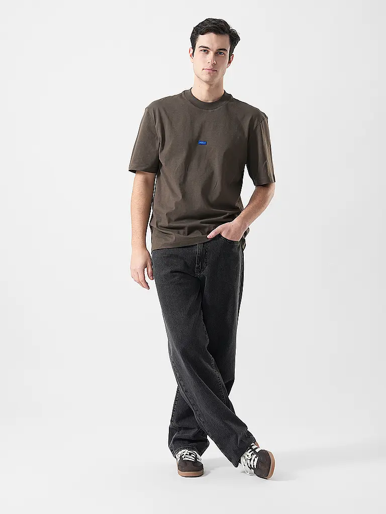 HUGO | Nom du produit: T-Shirt NIEROS
Marque: HUGO
Couleur: marron
Catégories: Mode,Homme

Longueur des manches: Manches courtes
Encolure: Col rond
Matière: Jersey,Coton
Motif: Uni
Coupe (vêtement): Regular
Détails: Logo | Marron