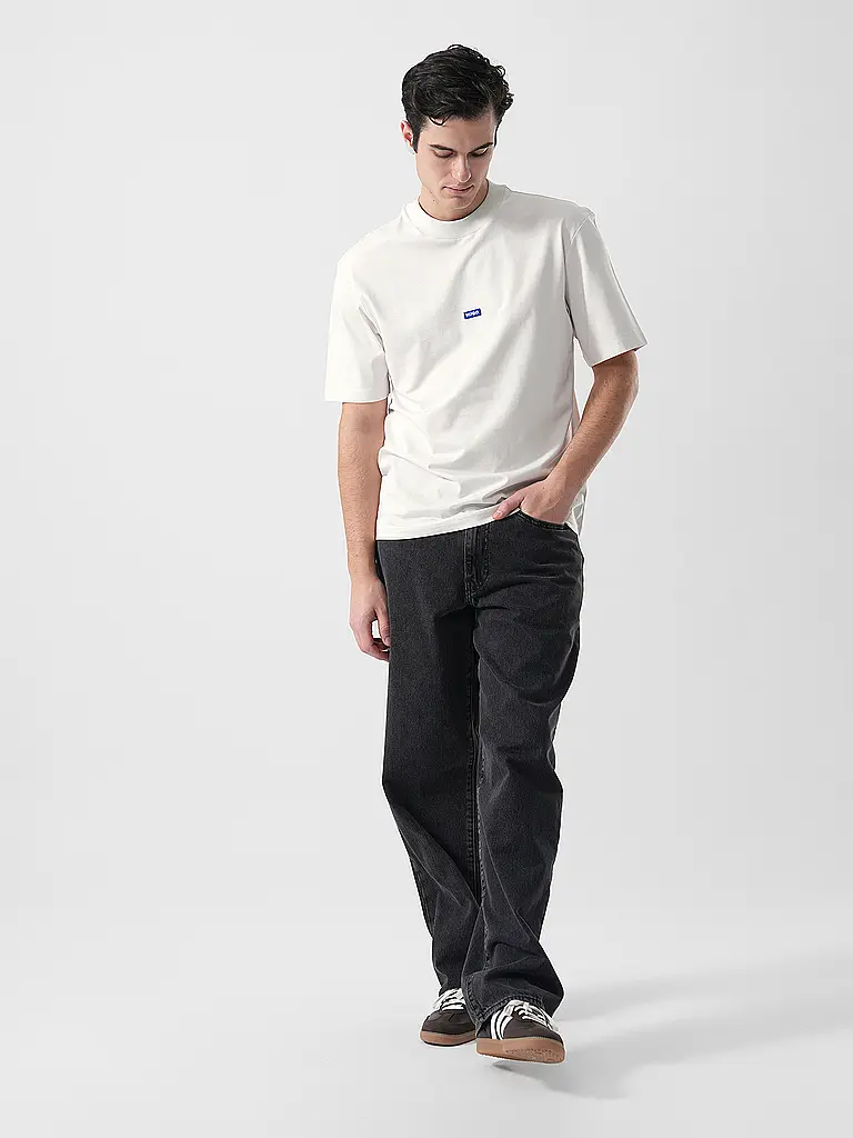 HUGO | Nom du produit : T-Shirt NIEROS
Marque : HUGO
Couleur : blanc
Catégories : Mode, Homme

Longueur des manches : Manches courtes
Encolure : Col rond
Matière : Jersey, Coton
Motif : Uni
Coupe (vêtements) : Regular
Détails : Logo | Blanc