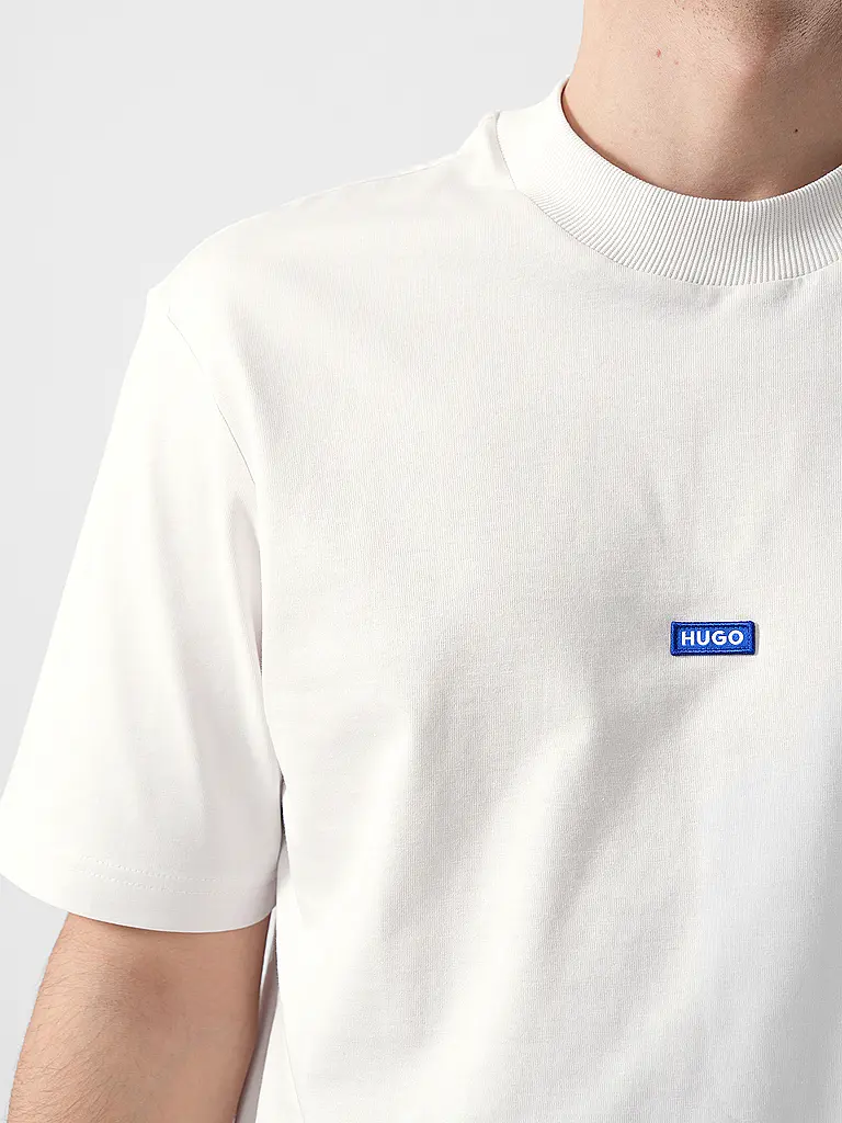 HUGO | Nom du produit : T-Shirt NIEROS
Marque : HUGO
Couleur : blanc
Catégories : Mode, Homme

Longueur des manches : Manches courtes
Encolure : Col rond
Matière : Jersey, Coton
Motif : Uni
Coupe (vêtements) : Regular
Détails : Logo | Blanc