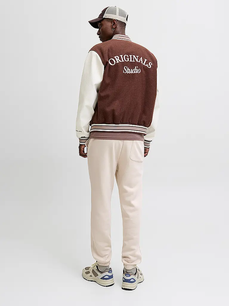 JACK & JONES | Nom du produit: Pantalon de jogging JPSTKANE
Marque: JACK & JONES
Couleur: beige
Catégories: Mode, Homme

Matériau: Molleton, Coton
Motif: Uni
Longueur (Pantalons/Jeans): Longueur normale
Hauteur de la taille: Taille moyenne
Détails: Cordon de serrage | 