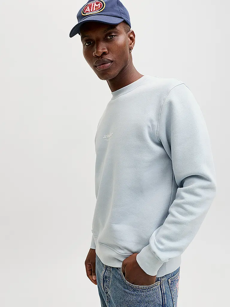 JACK & JONES | Nom du produit: Sweater JJESOHO
Marque: JACK & JONES
Couleur: bleu clair
Catégories: Mode, Homme

Longueur des manches: Manches longues
Encolure: Col rond
Matière: Coton
Motif: Uni
Coupe (vêtements d'extérieur): Regular
Détails: Logo | Bleu clair