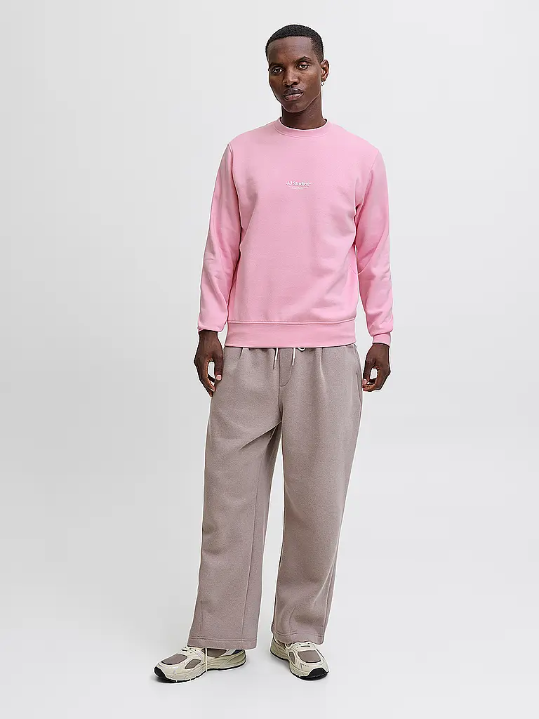 JACK & JONES | Nom du produit: Sweater JJESOHO
Marque: JACK & JONES
Couleur: rose
Catégories: Mode, Homme

Longueur des manches: Manches longues
Encolure: Col rond
Matière: Coton
Motif: Uni
Coupe (vêtements d'extérieur): Regular
Détails: Logo | Rose