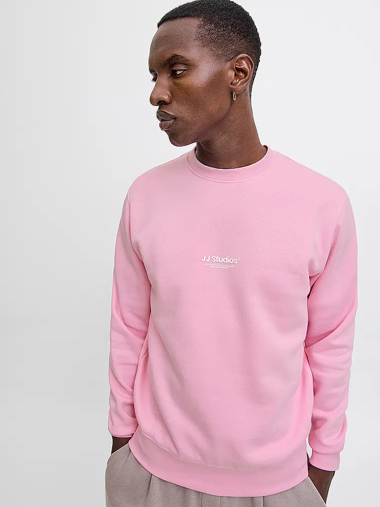 JACK & JONES | Nom du produit: Sweater JJESOHO
Marque: JACK & JONES
Couleur: rose
Catégories: Mode, Homme

Longueur des manches: Manches longues
Encolure: Col rond
Matière: Coton
Motif: Uni
Coupe (vêtements d'extérieur): Regular
Détails: Logo | Rose