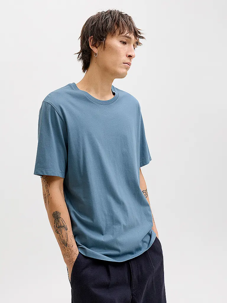 JACK & JONES | Nom du produit: T-Shirt JJEORGANIC
Marque: JACK & JONES
Couleur: bleu
Catégories: Mode, Homme

Longueur des manches: Manches courtes
Encolure: Col rond
Matière: Coton
Motif: Uni
Coupe (vêtements du dessus): Regular | Bleu