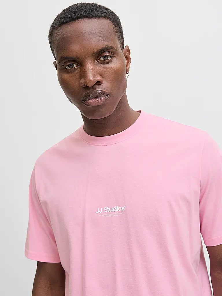 JACK & JONES | Nom du produit: T-Shirt JJESOHO
Marque: JACK & JONES
Couleur: rose
Catégories: Mode, Homme

Longueur des manches: Manches courtes
Encolure: Col rond
Matière: Coton
Motif: Uni
Coupe (vêtements d'extérieur): Regular
Détails: Logo | Rose