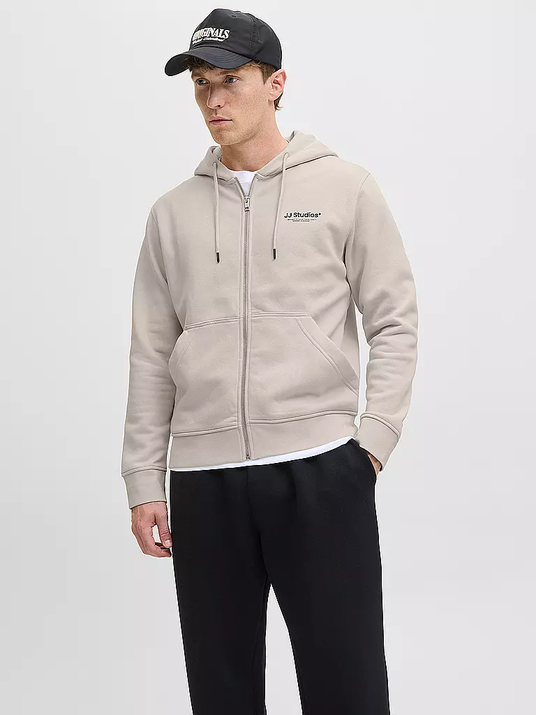 JACK & JONES | Sweatjacke
Marque : JACK & JONES
Couleur : crème
Catégories : Mode, Homme

Longueur des manches : Manches longues
Matière : Molleton, Coton
Forme du col : Capuche
Motif : Uni
Coupe (vêtements d'extérieur) : Ample
Détails : Cordon de serrage, Poches | 