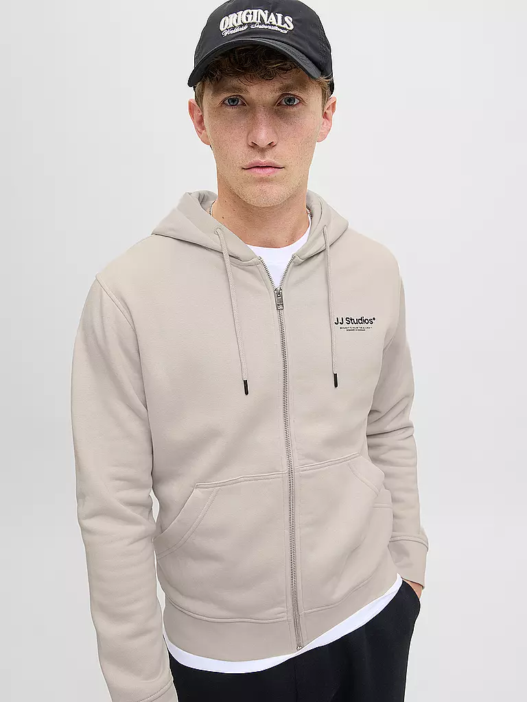 JACK & JONES | Sweatjacke
Marque : JACK & JONES
Couleur : crème
Catégories : Mode, Homme

Longueur des manches : Manches longues
Matière : Molleton, Coton
Forme du col : Capuche
Motif : Uni
Coupe (vêtements d'extérieur) : Ample
Détails : Cordon de serrage, Poches | 