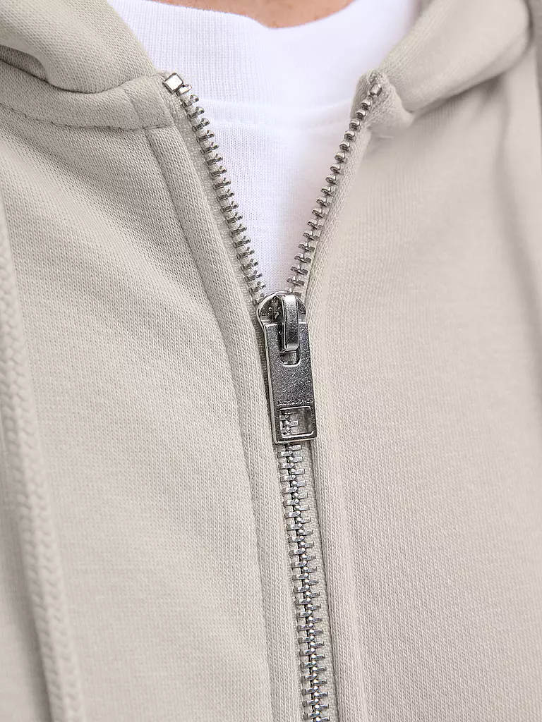 JACK & JONES | Sweatjacke
Marque : JACK & JONES
Couleur : crème
Catégories : Mode, Homme

Longueur des manches : Manches longues
Matière : Molleton, Coton
Forme du col : Capuche
Motif : Uni
Coupe (vêtements d'extérieur) : Ample
Détails : Cordon de serrage, Poches | 