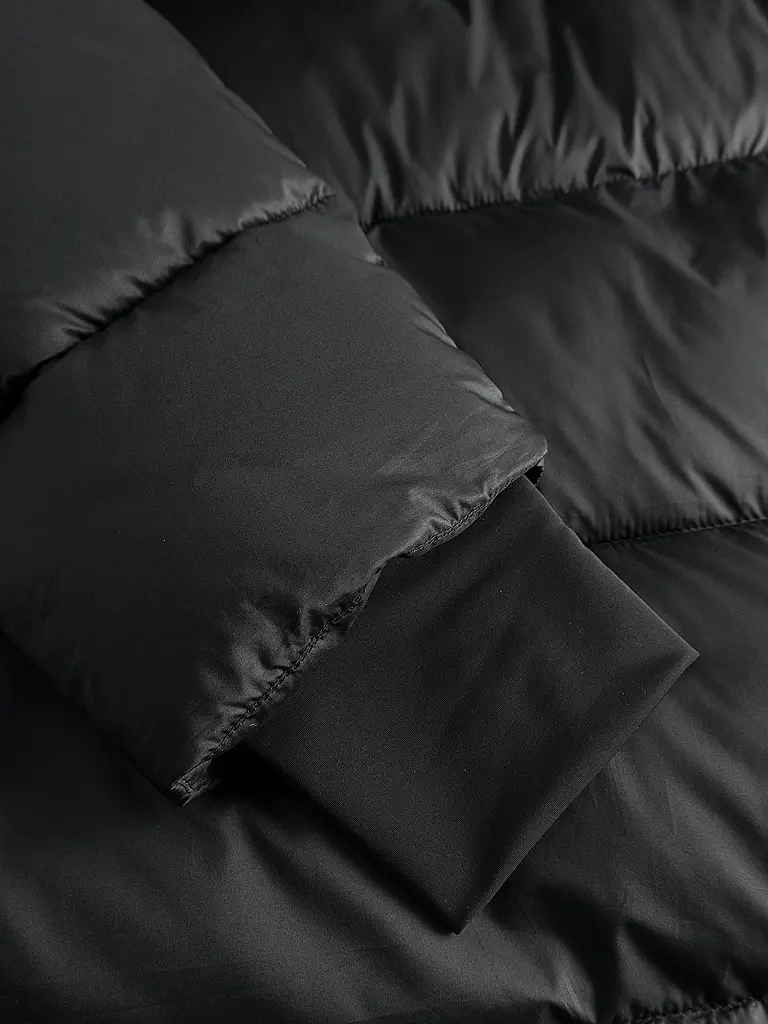 JOOP | Nom du produit : Manteau matelassé CARINA
Marque : JOOP
Couleur : noir
Catégories : Mode,Femme

Longueur des manches : Manches longues
Matière : Polyester / Polyamide
Forme du col : Col montant,Capuche
Motif : Uni
Coupe (vêtements d'extérieur) : Regu | Noir