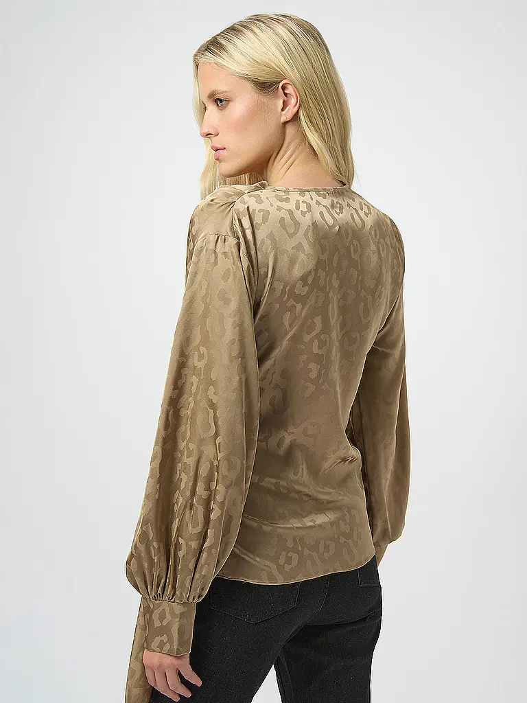 JOSEPH RIBKOFF | Blouse
Marque : JOSEPH RIBKOFF
Couleur : camel
Catégories : Mode,Femme
Mots-clés : Grandes tailles

Longueur des manches : Manches longues
Encolure : Col en V
Matière : Satin,Polyester / Polyamide,Stretch
Forme du col : Col chemisier
Motif : All over,A | 