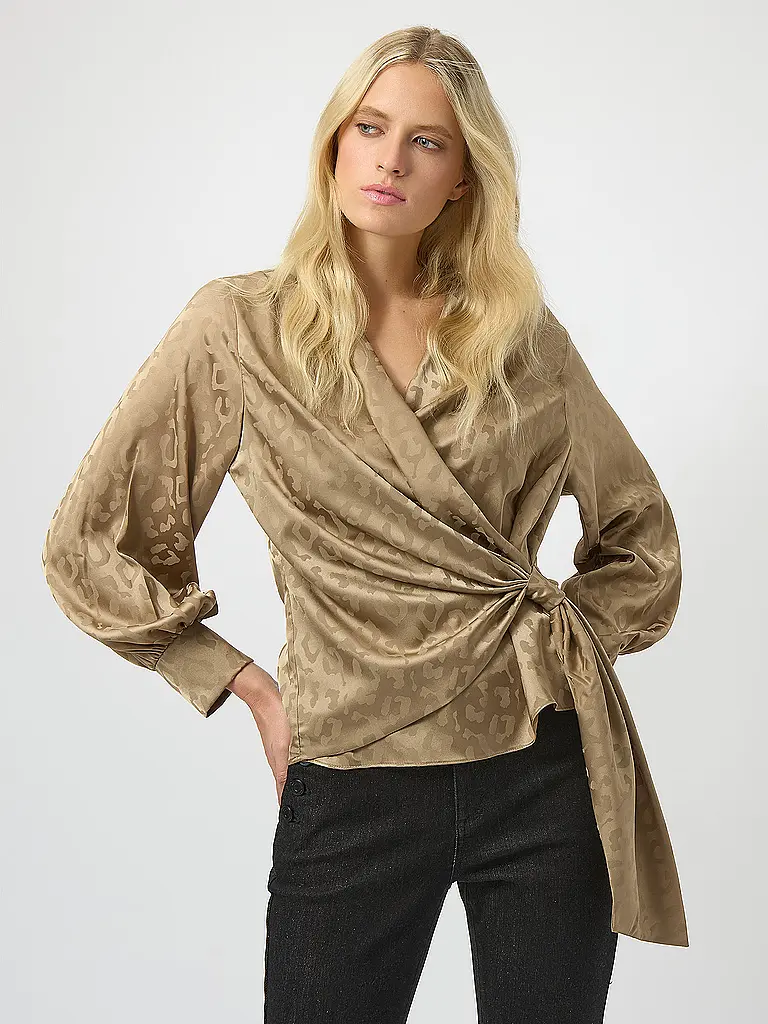 JOSEPH RIBKOFF | Blouse
Marque : JOSEPH RIBKOFF
Couleur : camel
Catégories : Mode,Femme
Mots-clés : Grandes tailles

Longueur des manches : Manches longues
Encolure : Col en V
Matière : Satin,Polyester / Polyamide,Stretch
Forme du col : Col chemisier
Motif : All over,A | 