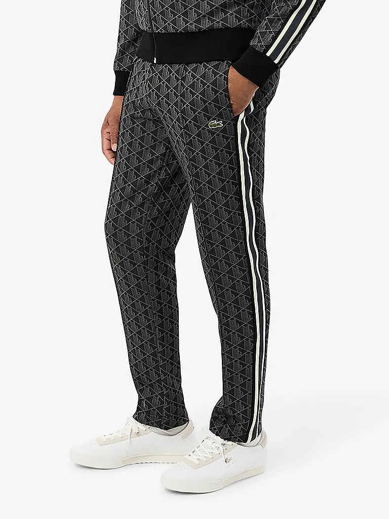 LACOSTE | Jogginghose
Marque : LACOSTE
Couleur : noir
Catégories : Mode, Homme

Matière : Molleton, Coton, Polyester / Polyamide
Motif : All Over
Longueur (pantalons/jeans) : Longueur normale
Style : Tendance
Hauteur de taille : Taille moyenne
Détails : Cordon d | Noir