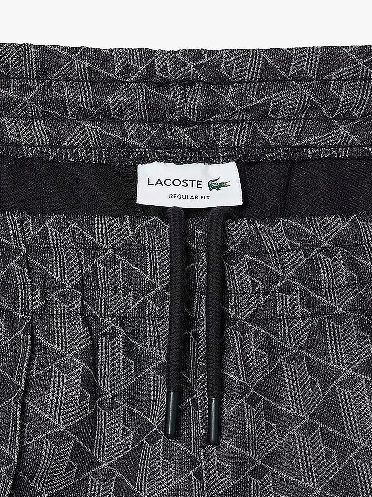 LACOSTE | Jogginghose
Marque : LACOSTE
Couleur : noir
Catégories : Mode, Homme

Matière : Molleton, Coton, Polyester / Polyamide
Motif : All Over
Longueur (pantalons/jeans) : Longueur normale
Style : Tendance
Hauteur de taille : Taille moyenne
Détails : Cordon d | Noir