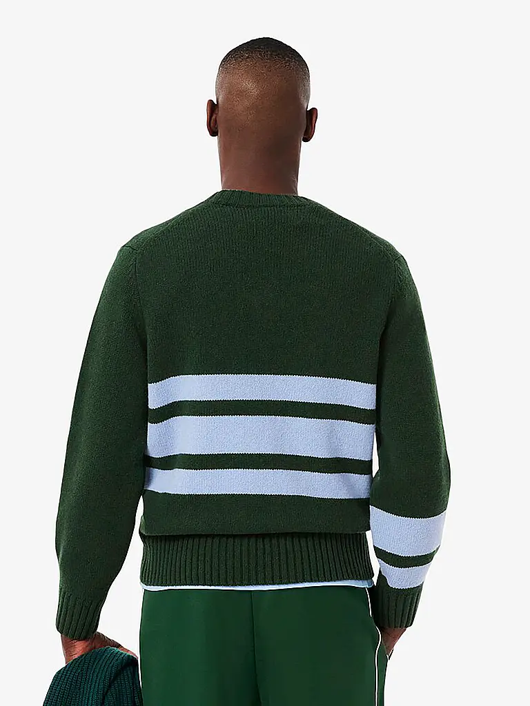 LACOSTE | Nom du produit: Pullover
Marque: LACOSTE
Couleur: dunkelgrün
Catégories: Mode,Herren
Tags: Fashion Tipp
Ärmellänge: Langarm
Ausschnitt: V-Ausschnitt
Material: Strick,Wolle
Musterung: Ringel
Passform (Oberbekleidung): Regular
Stil: Trend
Details: Logo |