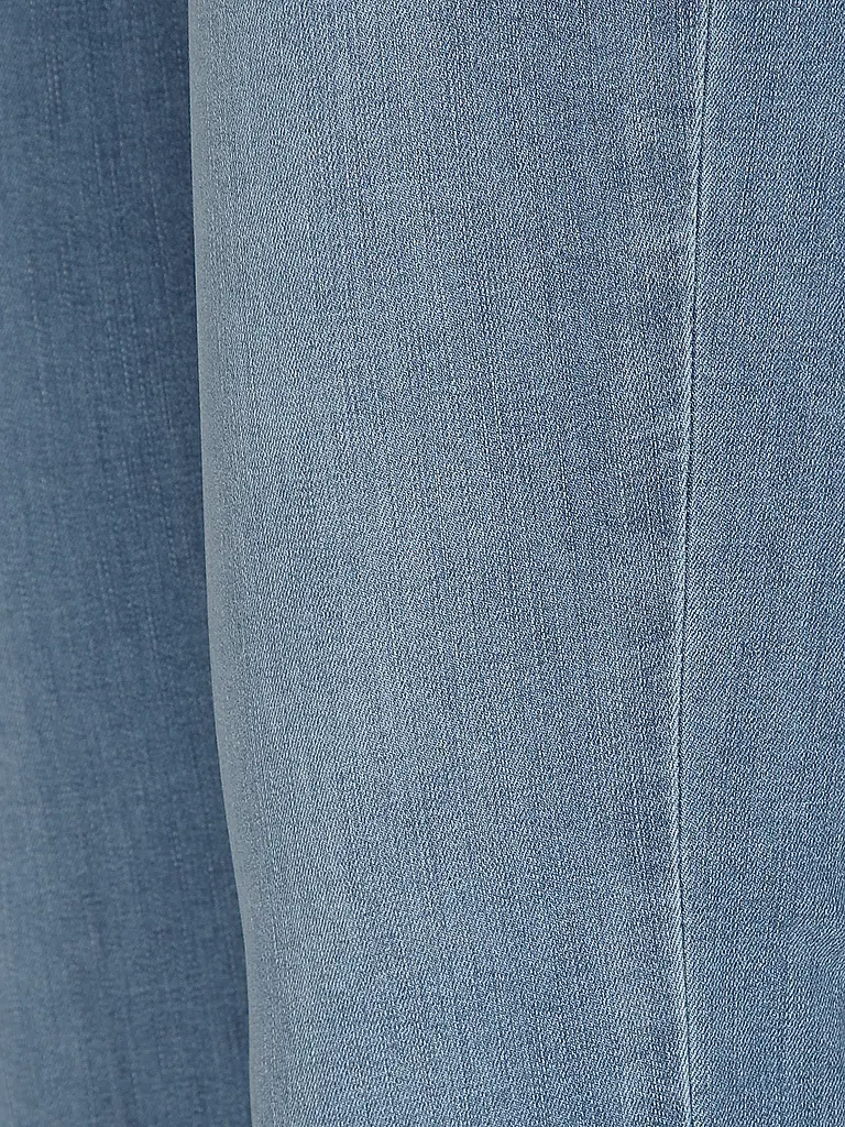 MARC CAIN | Nom du produit: Jeans Slim Fit SILEA
Marque: MARC CAIN
Couleur: bleu
Catégories: Mode,Femme

Matière: Denim,Coton,Stretch
Motif: Uni
Longueur (Pantalons/Jeans): Longueur 7/8
Style: Glamour
Hauteur de taille: Taille haute
Détails: Poches latérales,Stra | 