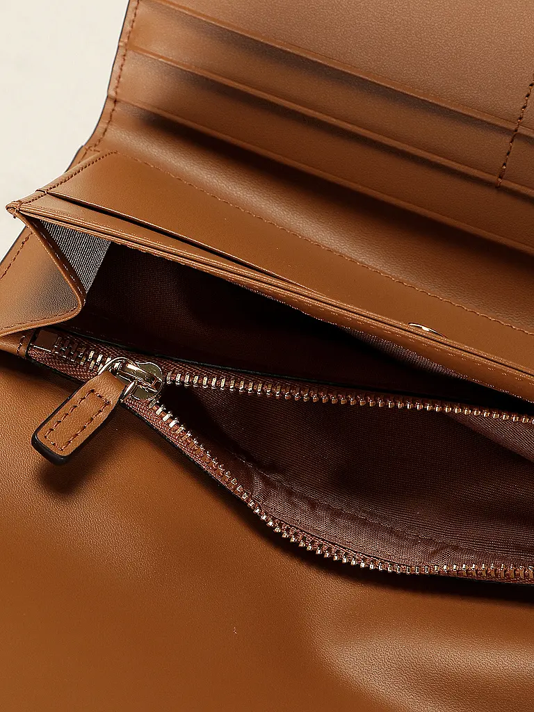 MCM | Nom du produit: Portefeuille AREN Large
Marque: MCM
Couleur: marron
Catégories: Mode,Femme

Matériel: Toile
Motif: Logo
Style: Tendance | Marron