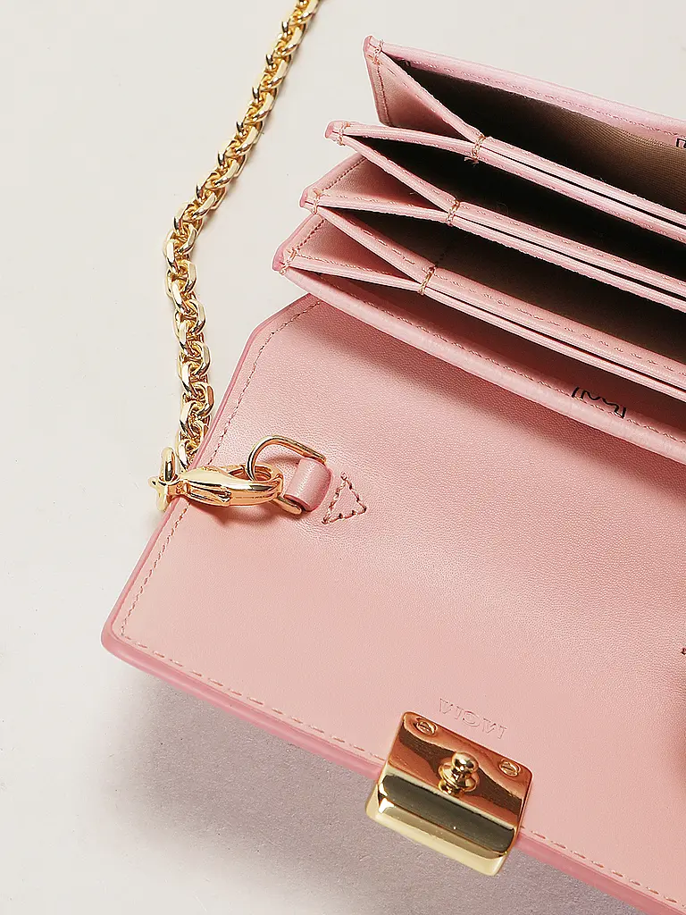 MCM | Nom du produit : Portefeuille AREN
Marque : MCM
Couleur : rose
Catégories : Mode,Femme

Matériau : Toile
Motif : Logo
Style : Tendance | Rose