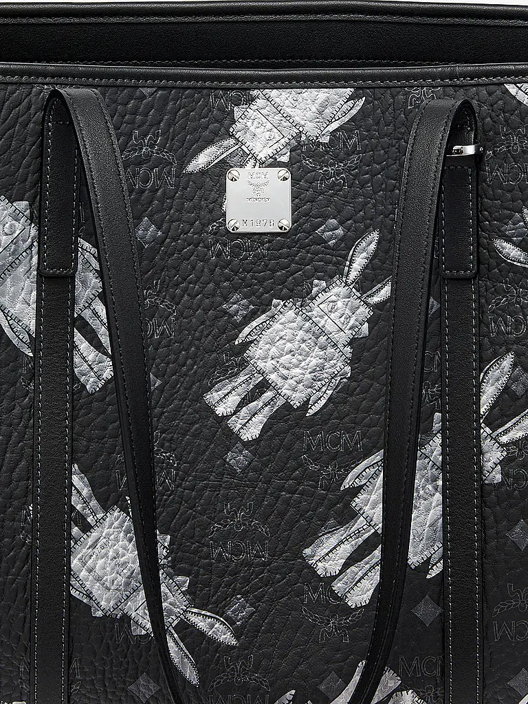 MCM | Nom du produit : Sac - Shopper TONI
Marque : MCM
Couleur : noir
Catégories : Mode, Femme

Matière : Toile
Motif : Logo
Style : Tendance
Détails : Détails en cuir | Noir
