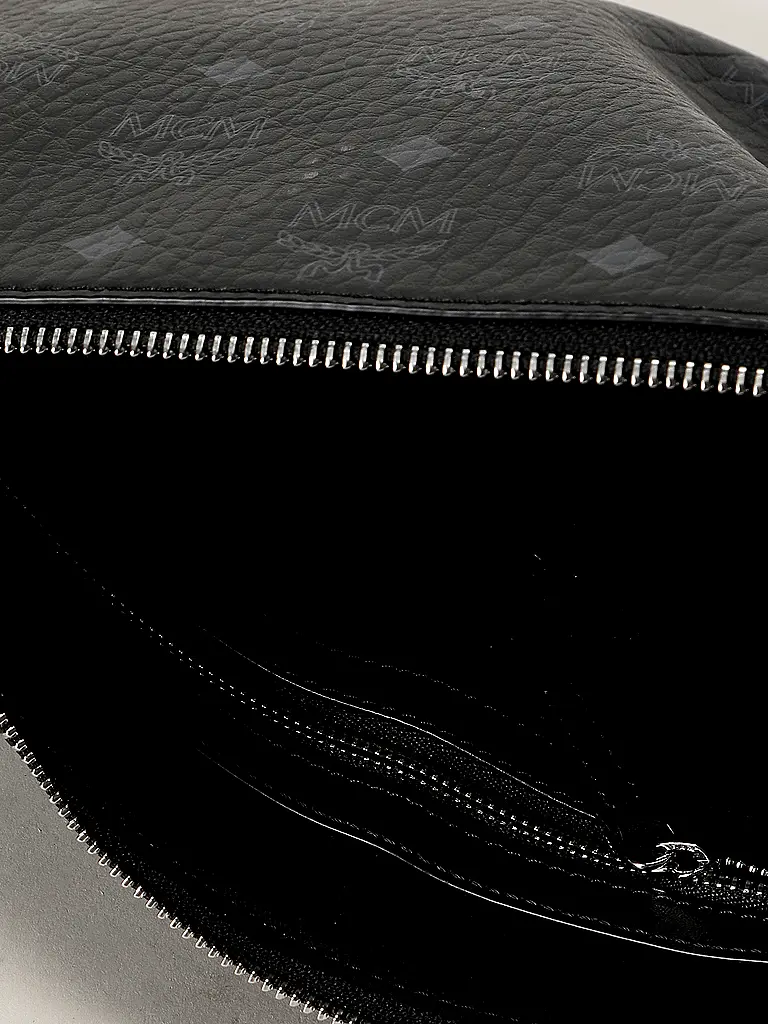 MCM | Nom du produit : Trousse de toilette AREN IN VISETOS
Marque : MCM
Couleur : noir
Catégories : Mode, Femme

Motif : Logo
Style : Tendance | Noir