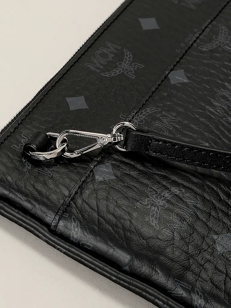 MCM | Nom du produit : Trousse de toilette AREN IN VISETOS
Marque : MCM
Couleur : noir
Catégories : Mode, Femme

Motif : Logo
Style : Tendance | Noir