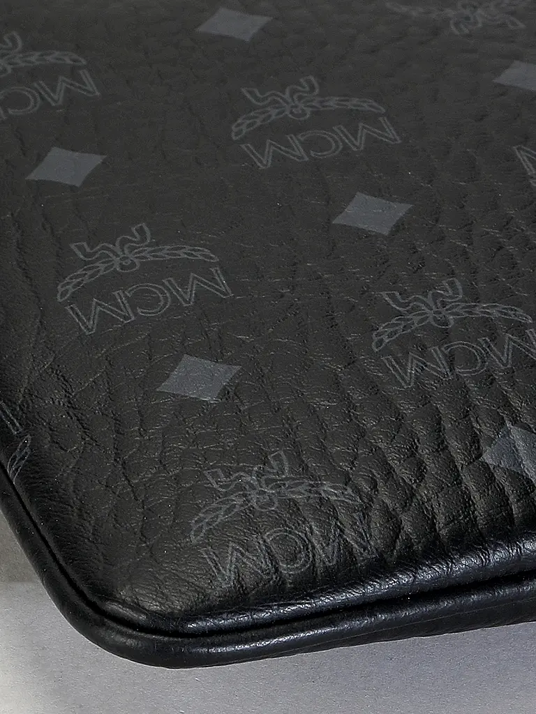 MCM | Nom du produit : Trousse de toilette AREN IN VISETOS
Marque : MCM
Couleur : noir
Catégories : Mode, Femme

Motif : Logo
Style : Tendance | Noir