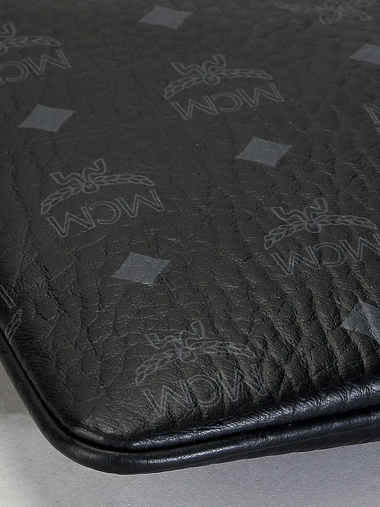 MCM | Nom du produit : Trousse de toilette AREN IN VISETOS
Marque : MCM
Couleur : noir
Catégories : Mode, Femme

Motif : Logo
Style : Tendance | 