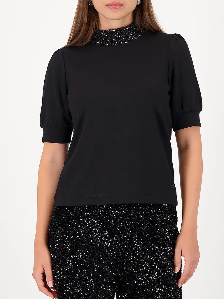 MONARI | Nom du produit: T-Shirt
Marque: MONARI
Couleur: noir
Catégories: Mode,Femme
Longueur des manches: Manches courtes
Matière: Jersey,Polyester / Polyamide,Viscose ,Stretch
Forme du col: Col montant
Motif: Uni
Coupe (vêtements d'extérieur): Regular
Style |