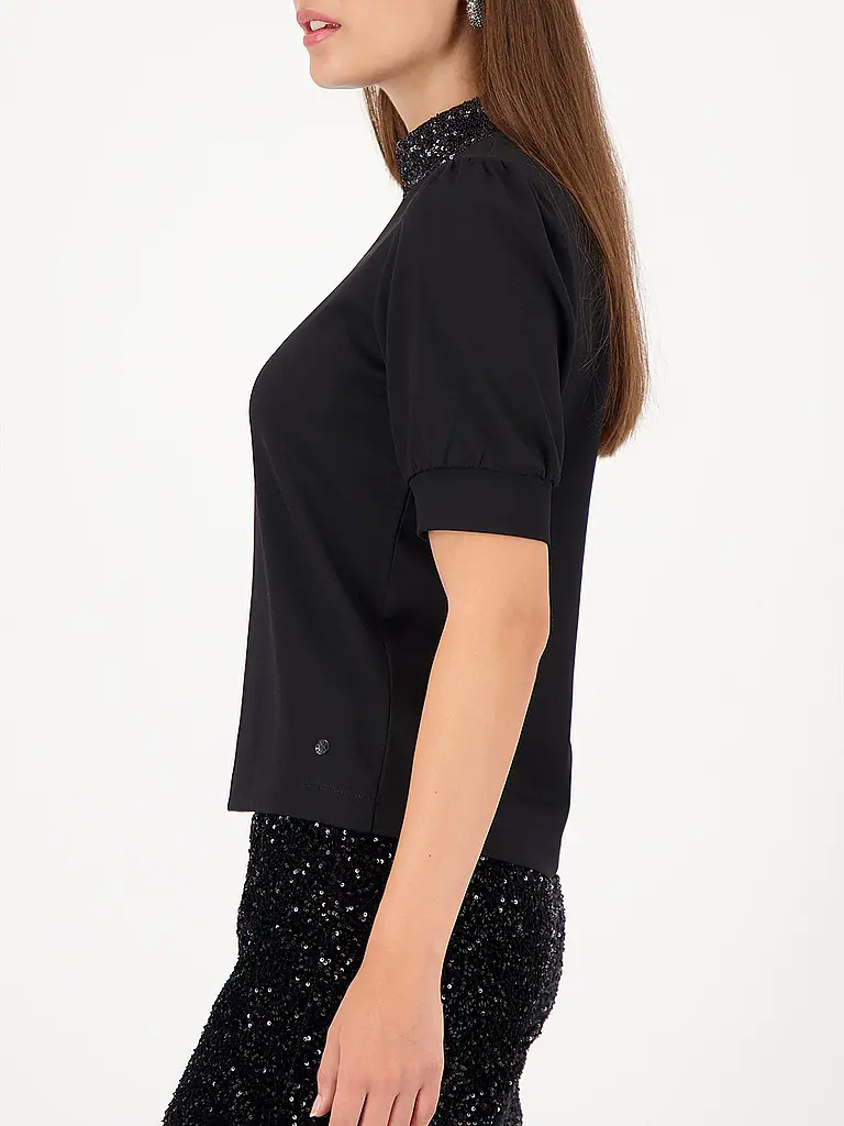 MONARI | Nom du produit: T-Shirt
Marque: MONARI
Couleur: noir
Catégories: Mode,Femme
Longueur des manches: Manches courtes
Matière: Jersey,Polyester / Polyamide,Viscose ,Stretch
Forme du col: Col montant
Motif: Uni
Coupe (vêtements d'extérieur): Regular
Style |