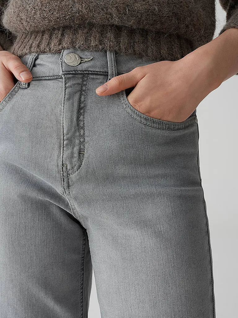 OPUS PANTS | Jeans Flared Fit MELLY COOLEST
Marque: OPUS PANTS
Couleur: hellblau
Catégories: Mode,Damen
Matériel: Denim,Baumwolle,Stretch
Motif: Unifarben
Longueur (Hosen/Jeans): Normale Länge
Hauteur de la taille: Mid Waist
Détails: Eingrifftaschen,Wide Leg |