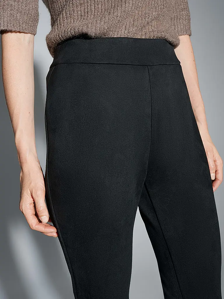 OPUS | Pantalon Jogging Fit EKAJA NIGHT
Marque: OPUS
Couleur: noir
Catégories: Mode,Femme

Matériel: Polyester / Polyamide,Stretch
Motif: Uni
Longueur (Pantalons/Jeans): Longueur normale
Style: Pure
Hauteur de la taille: Taille haute | Noir