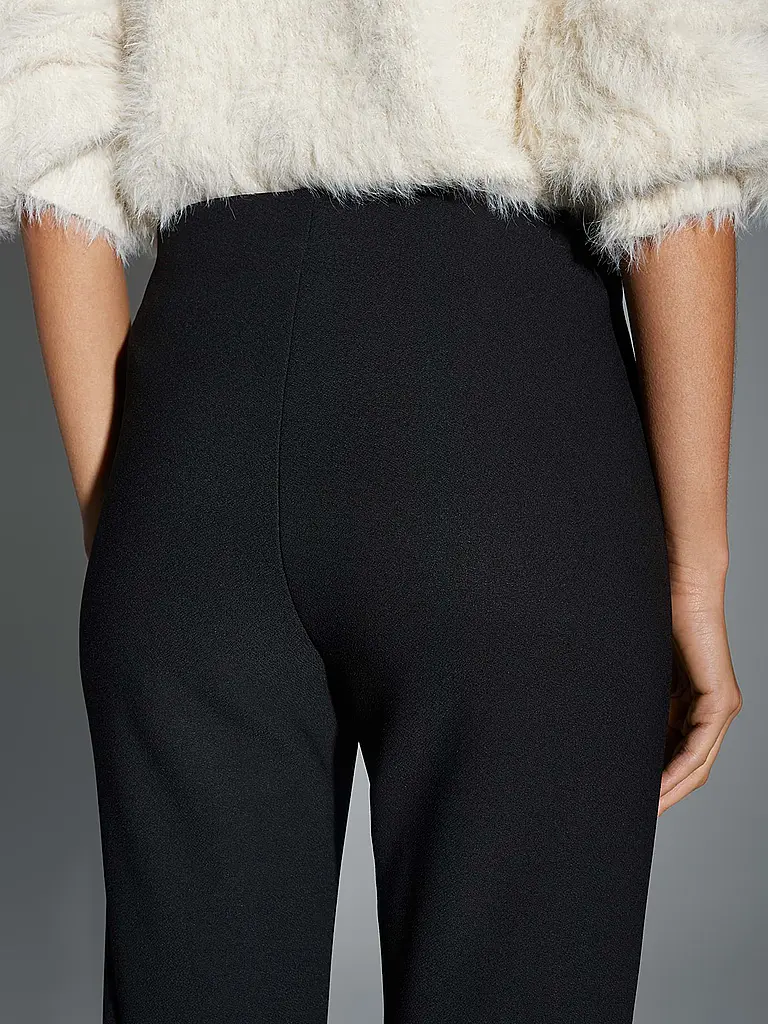 OPUS | Produktname: Businesshose ELVINA
Marke: OPUS
Farbe: schwarz
Kategorien: Mode,Damen
Material: Polyester / Polyamid,Stretch
Musterung: Unifarben
Länge (Hosen/Jeans): 7/8 Länge
Stil: Pure
Bundhöhe: High Waist |