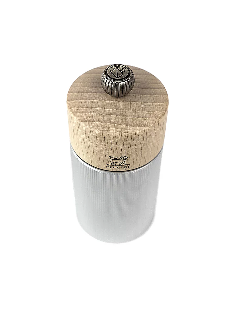 The play of materials between the natural wood and aluminum presented in this pepper mill demonstrates a more modern style for Peugeot and reflects its continuous drive for innovation. Line